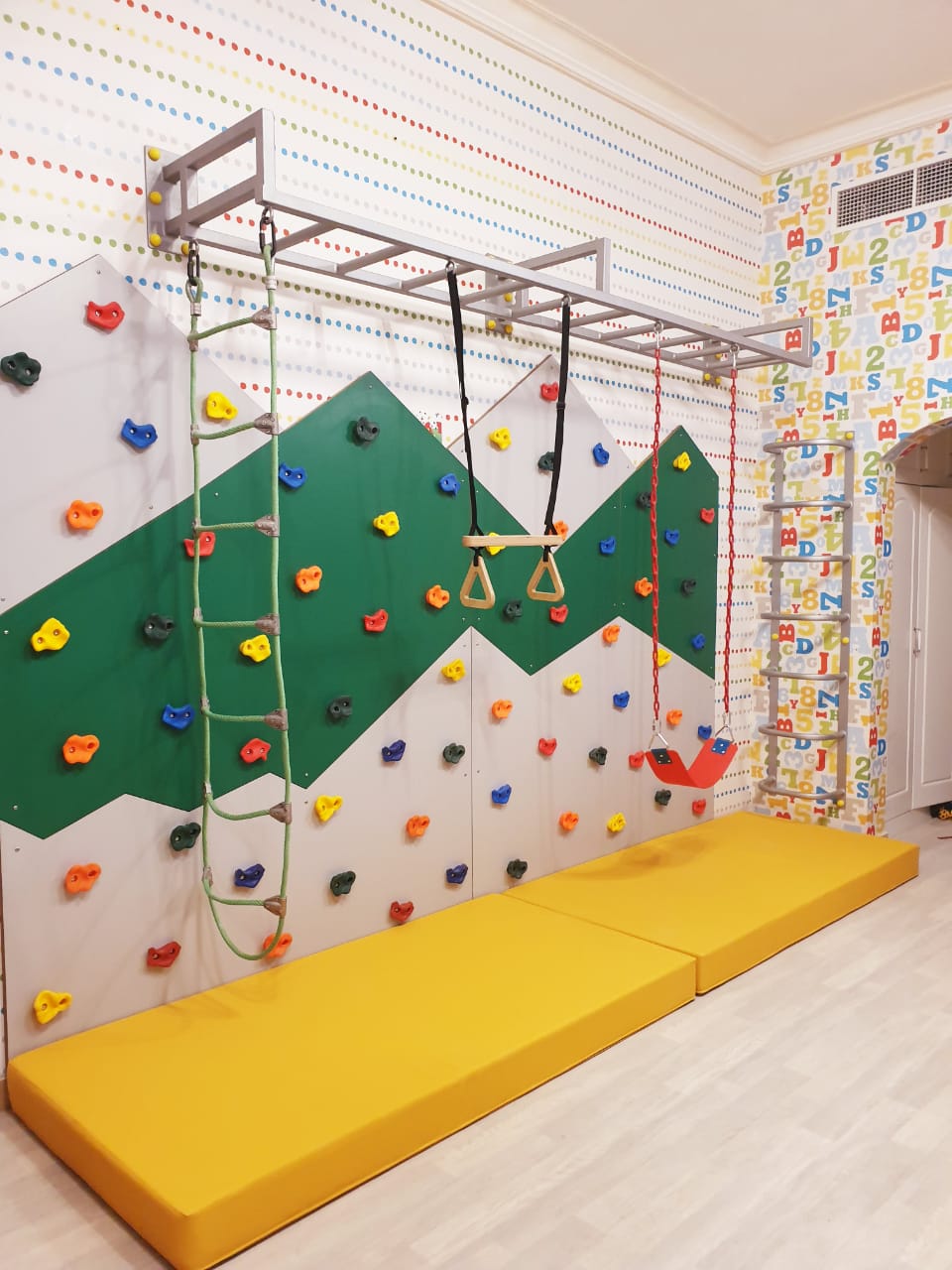 CLI9 - Mountain Climbing Wall with Monkey Bars and more (3)